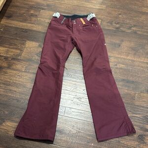Women’s Holden ski pant, great condition, size Medium, burgundy.